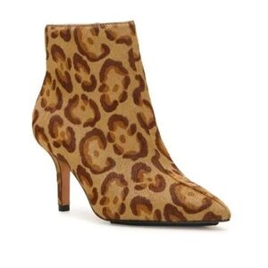Vince Camuto Cheetah Print Pointed toe Ankle Boots size 5